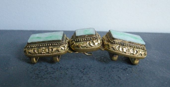 Belt buckle in gilt bronze carved with flowers and foliage and three jade small plates | MasterArt